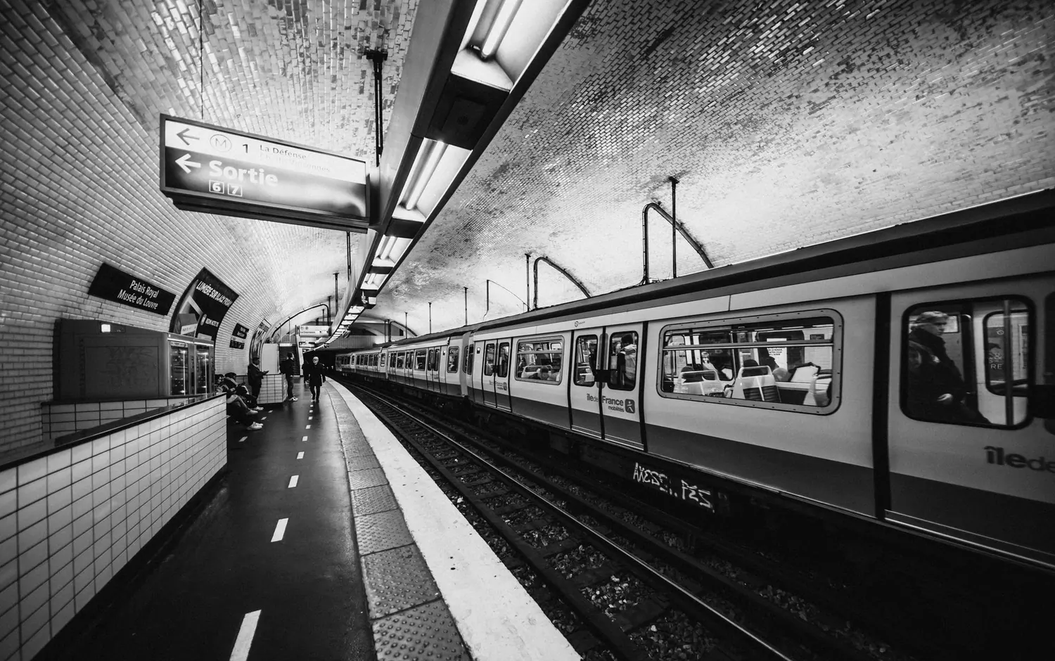 Métro ligne 1 Paris : le guide complet des stations, horaires et bons plans (2026)